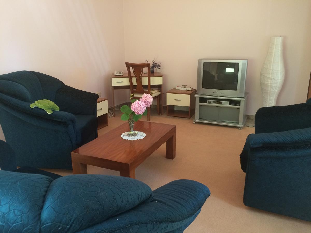 Bed and Breakfast Friends House Тирана Екстер'єр фото