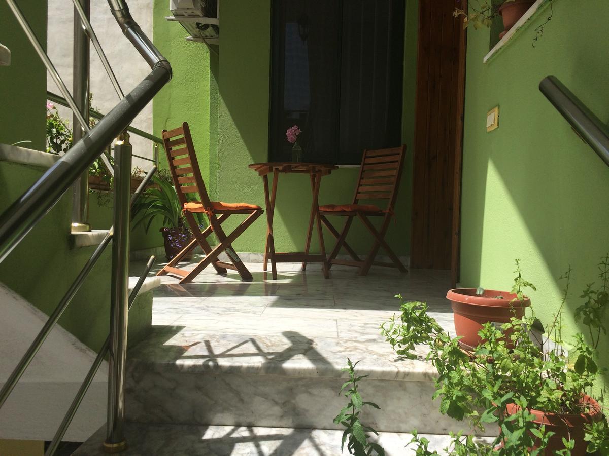 Bed and Breakfast Friends House Тирана Екстер'єр фото