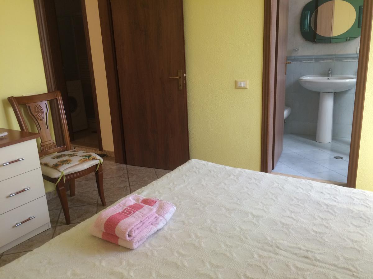 Bed and Breakfast Friends House Тирана Екстер'єр фото
