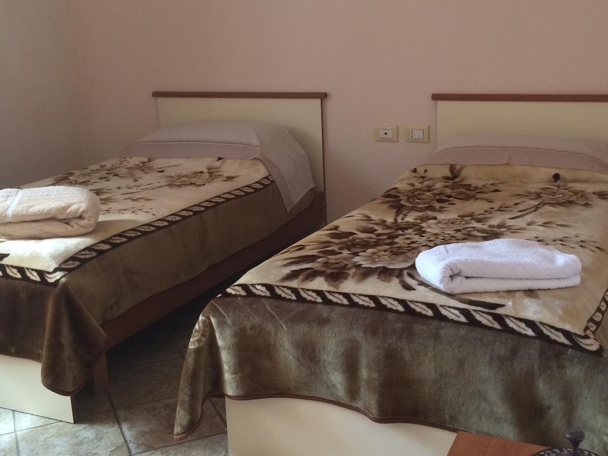 Bed and Breakfast Friends House Тирана Екстер'єр фото